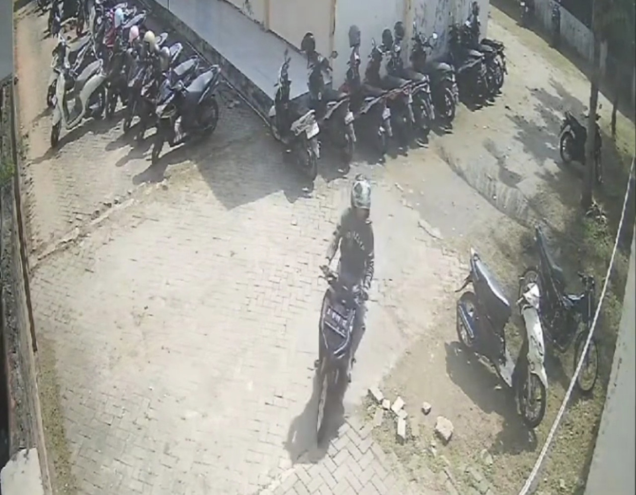 Maling gondol motor SMAN 4 Bangkalan. (Foto: tangkapan layar CCTV)