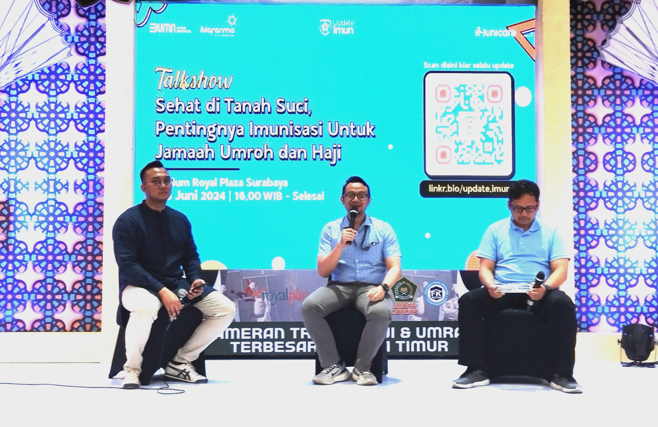 Dr Asep (tengah) dalam talkshow yang digelar Bio Farma bertajuk 'Sehat di Tanah Suci, Pentingnya Imunisasi untuk Jamaah Umrah dan Haji' di Atrium Royal Plaza Surabaya. (Foto: Ni'am Kurniawan/jatimnow.com)
