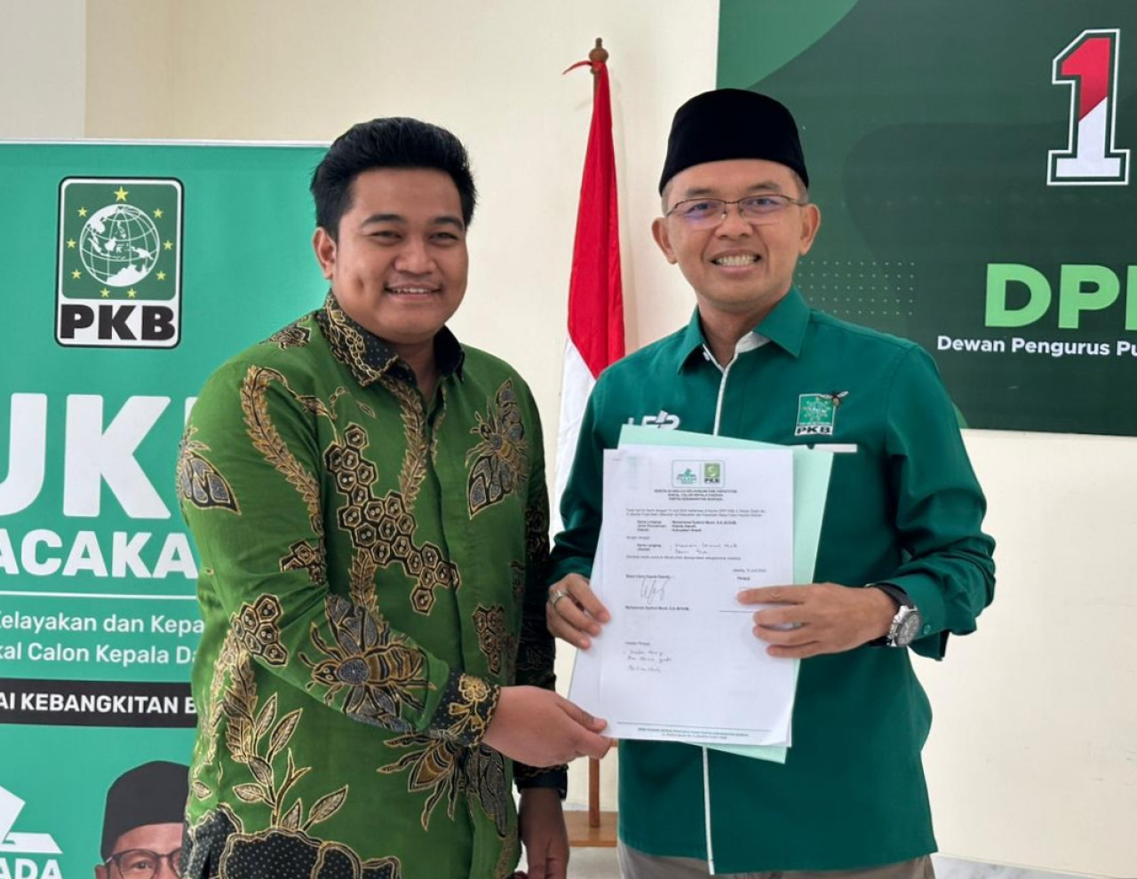 M. Syahrul Munir (kiri) bersama KH. Maman Imanul Haq saat berada di DPP PKB. (Dok. Syahrul Munir)