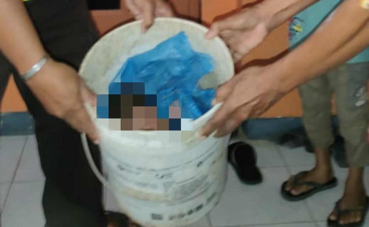 Bayi dalam ember cat di Jember. (Foto: Polsek Tempurejo/jatimnow.com)