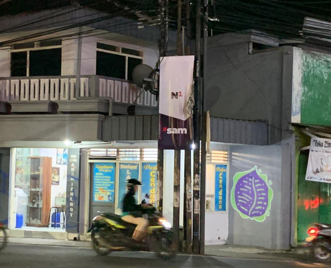 Baliho bertuliskan N2 dengan hastage #SAM di pertigaan Dinoyo. (Foto: Gerhana/jatimnow.com)