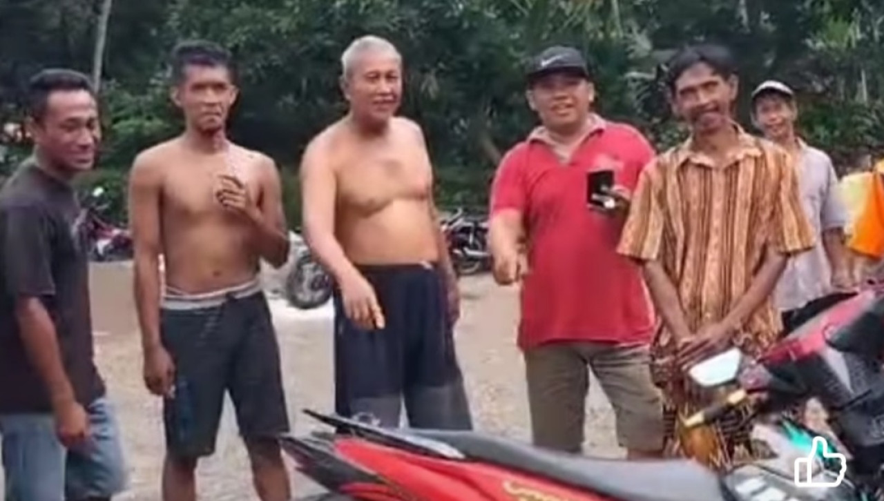 Warga mengamankan sepeda motor pencuri kotak amal. (Foto: tangkapan layar media sosial)
