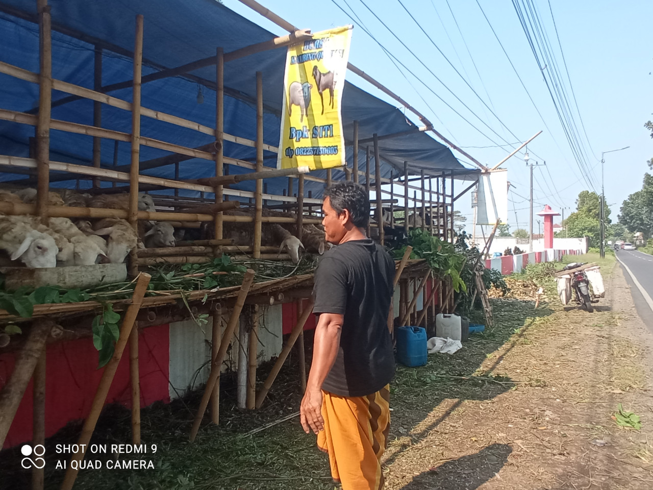 Lapak Dagangan Abdul Azis diarea kuburan (Foto: Sugianto for jatimnow.com)