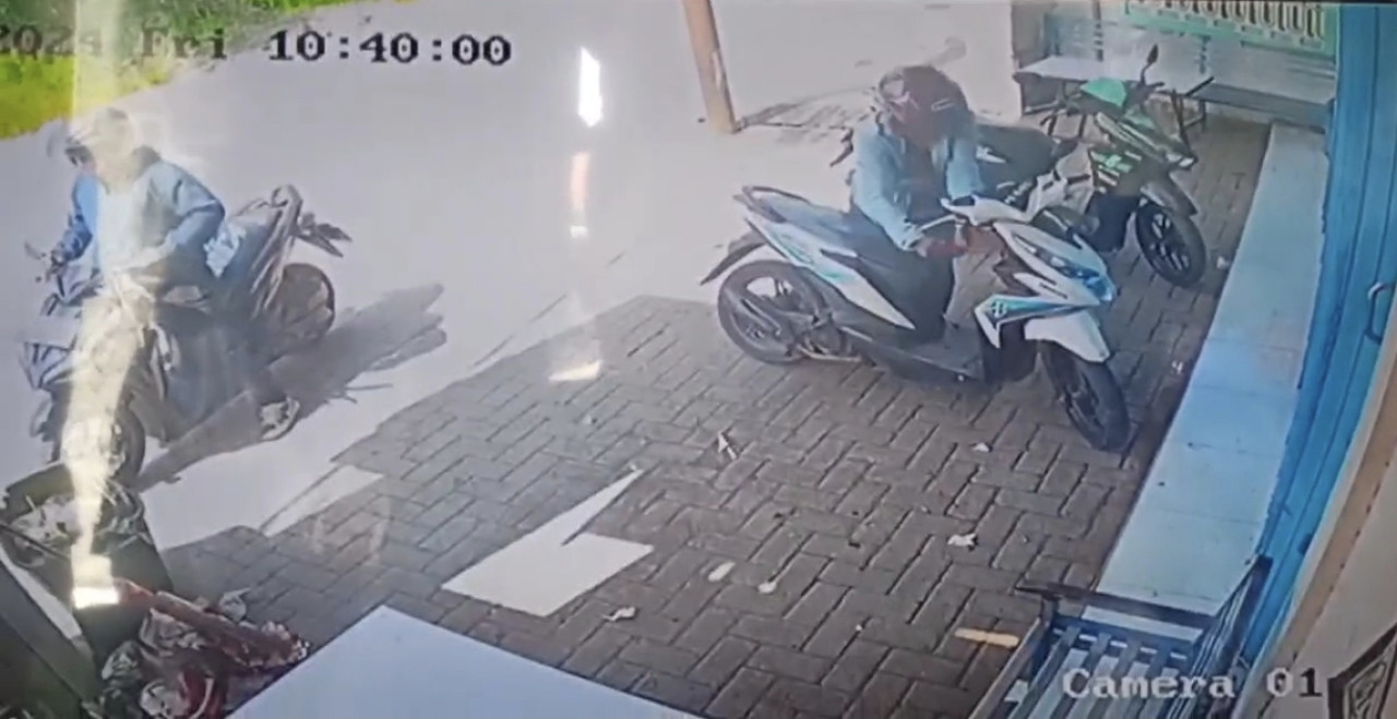 Rekaman CCTV pencurian. (Tangkapan layar)