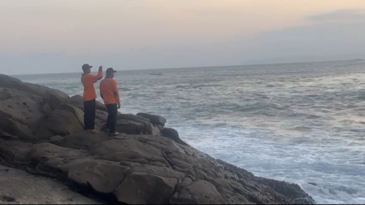 Petugas saat melakukan pencairan di Pantai Payangan Jember (Foto: Sugianto/jatrimnow.com)