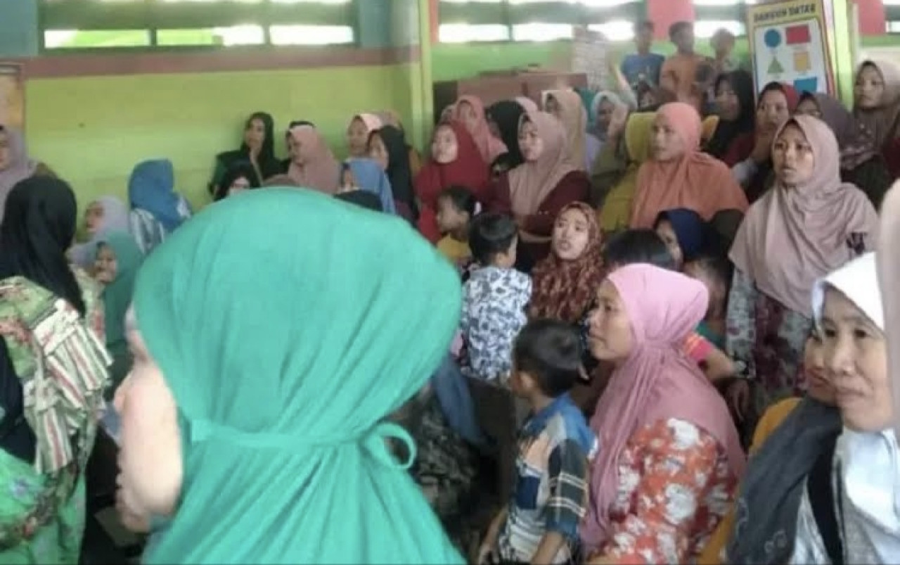Wali Murid Geruduk SDN Taddan 2 Camplong Sampang Tagih Tabungan