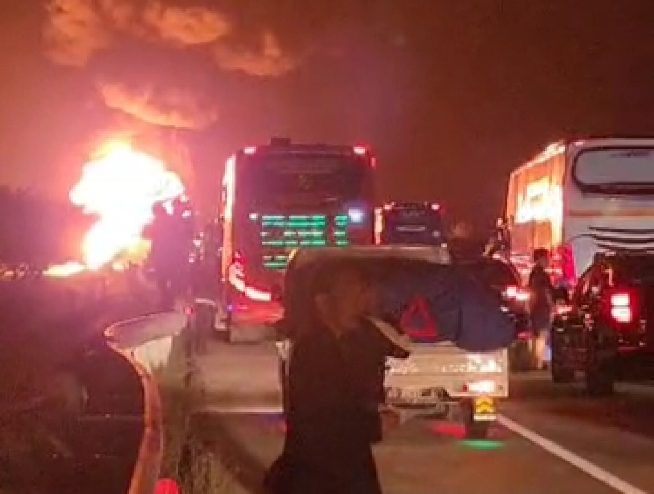 Kondisi arus lalulintas macet akibat truk tangki yang terbakar di Tol Ngawi (dok tangkap layar video amatir pengguna jalan.