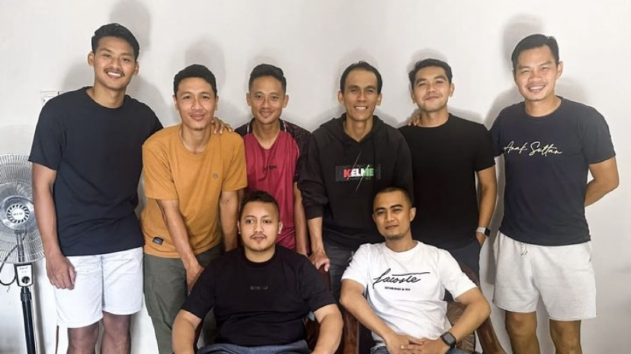 Pemain Persik Kediri 2019 saat mengunjungi Alfian Agung (duduk kiri kaos hitam). (Foto: Instagram Wimba Sutan)
