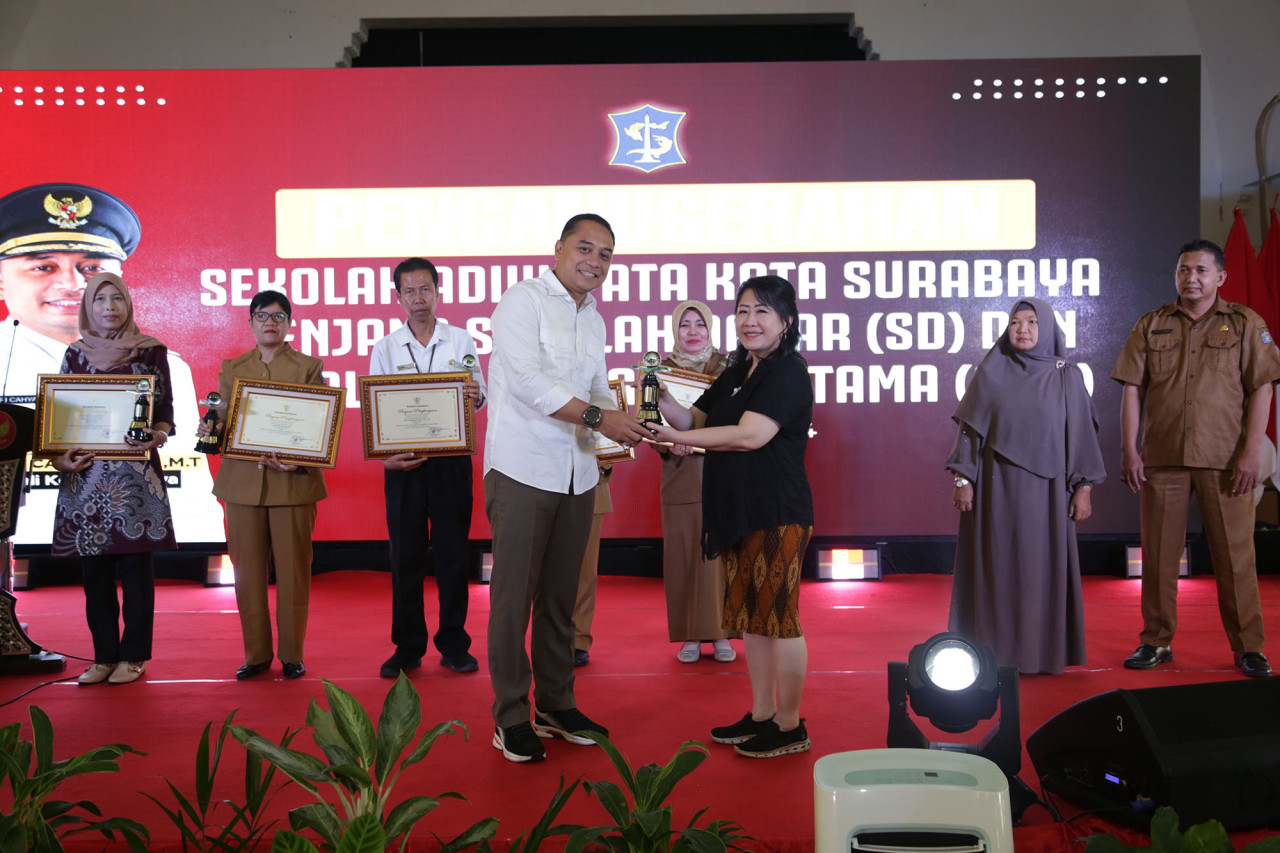 Wali Kota Surabaya Eri Cahyadi menyerahkan Penghargaan Sekolah Adiwiyata kepada para juara (Foto: Humas Pemkot Surabaya for jatimnow.com)