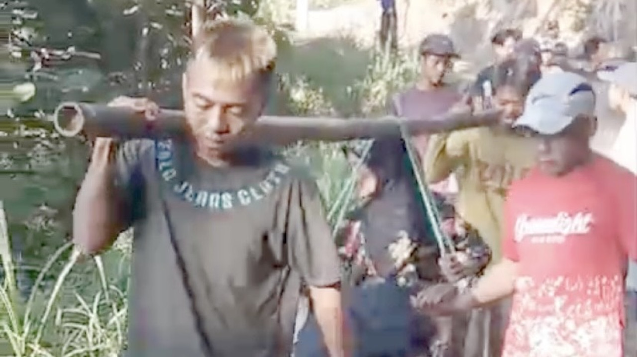 Saat warga Ponorogo tandu lansia sakit. (Foto: Ahmad Fauzani/jatimnow.com)