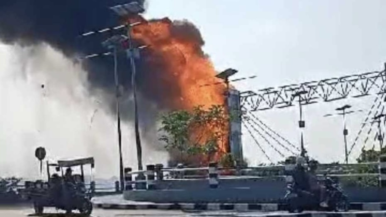 Kebakaran Jembatan Brawijaya Kediri. (tangkapan layar warga).