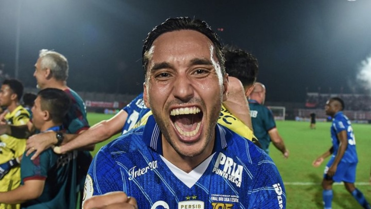 Potret Ezra Walian bersama Persib Bandung. (Foto: Instagram Persib Bandung/jatimnow.com)