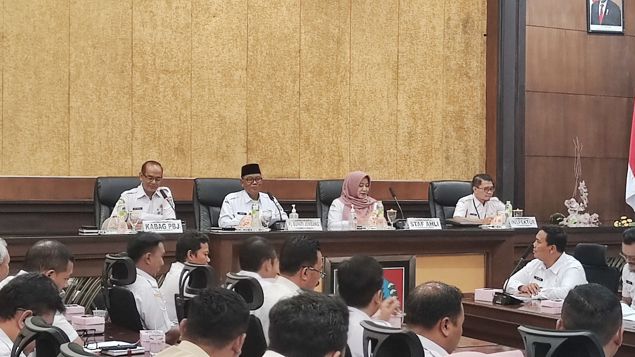 Pj Bupati Sugiat saat memimpin monev pemanfaatan sistem pengadaan secara elektronik. (Foto: Pemkab Jombang/jatimnow.com)