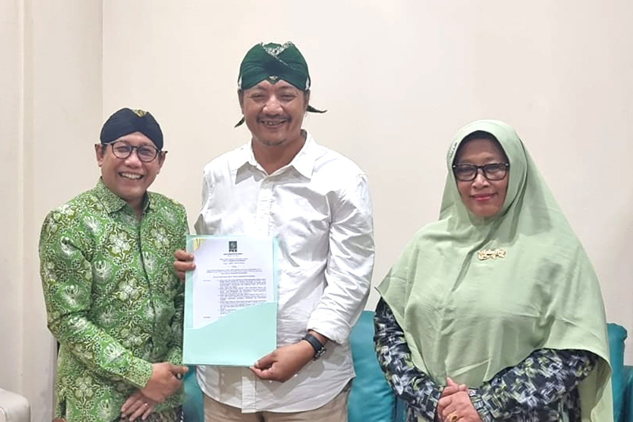 Deny didampingi Mudawamah saat menerima rekom dari DPP PKB. (Foto: PKB Kabupaten Kediri for jatimnow.com)