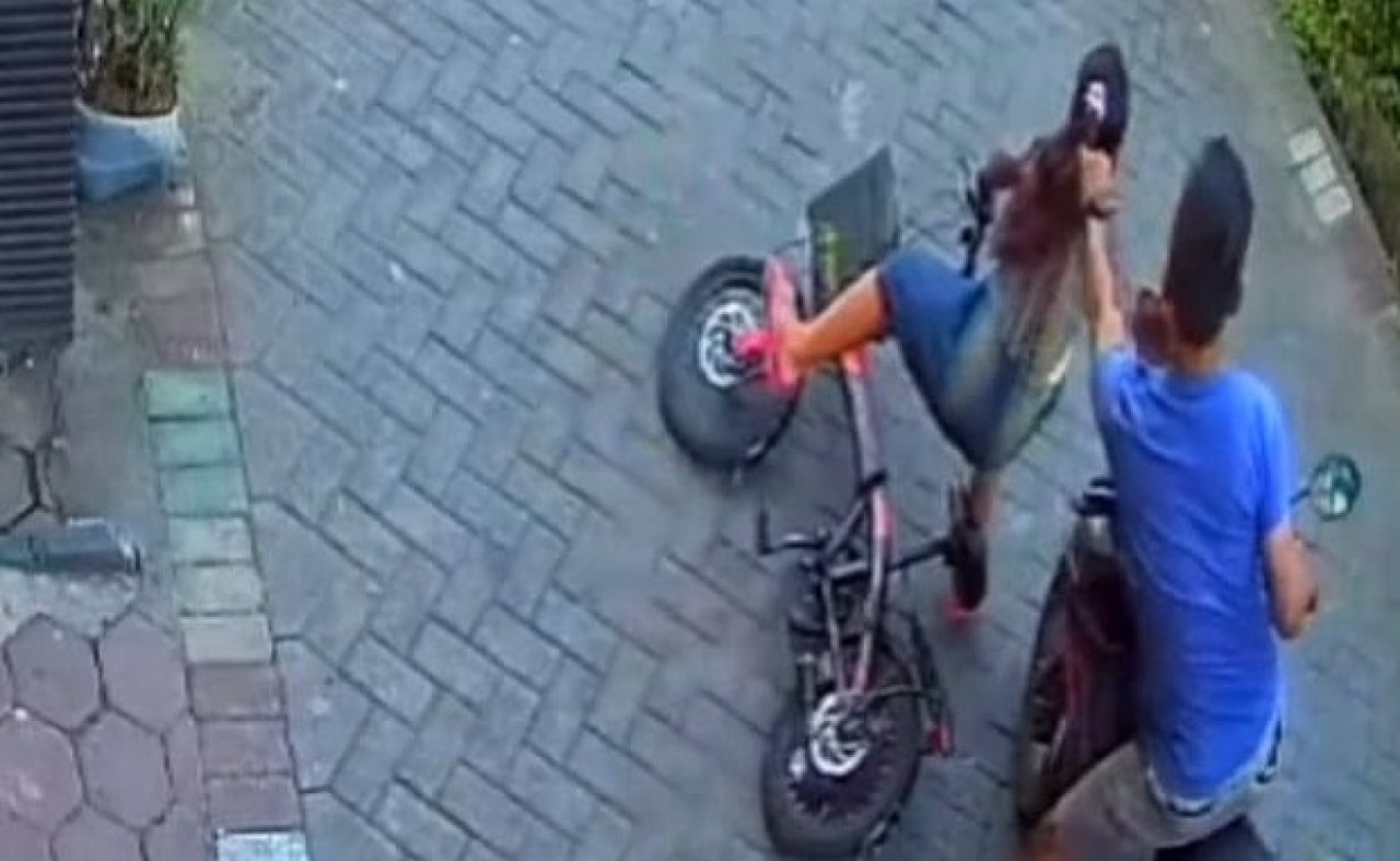 CCTV Yeni yang menunjukkan peristiwa penjambretan di Desa Ganting Gedangan Sidoarjo. (Foto: Yeni for jatimnow.com).