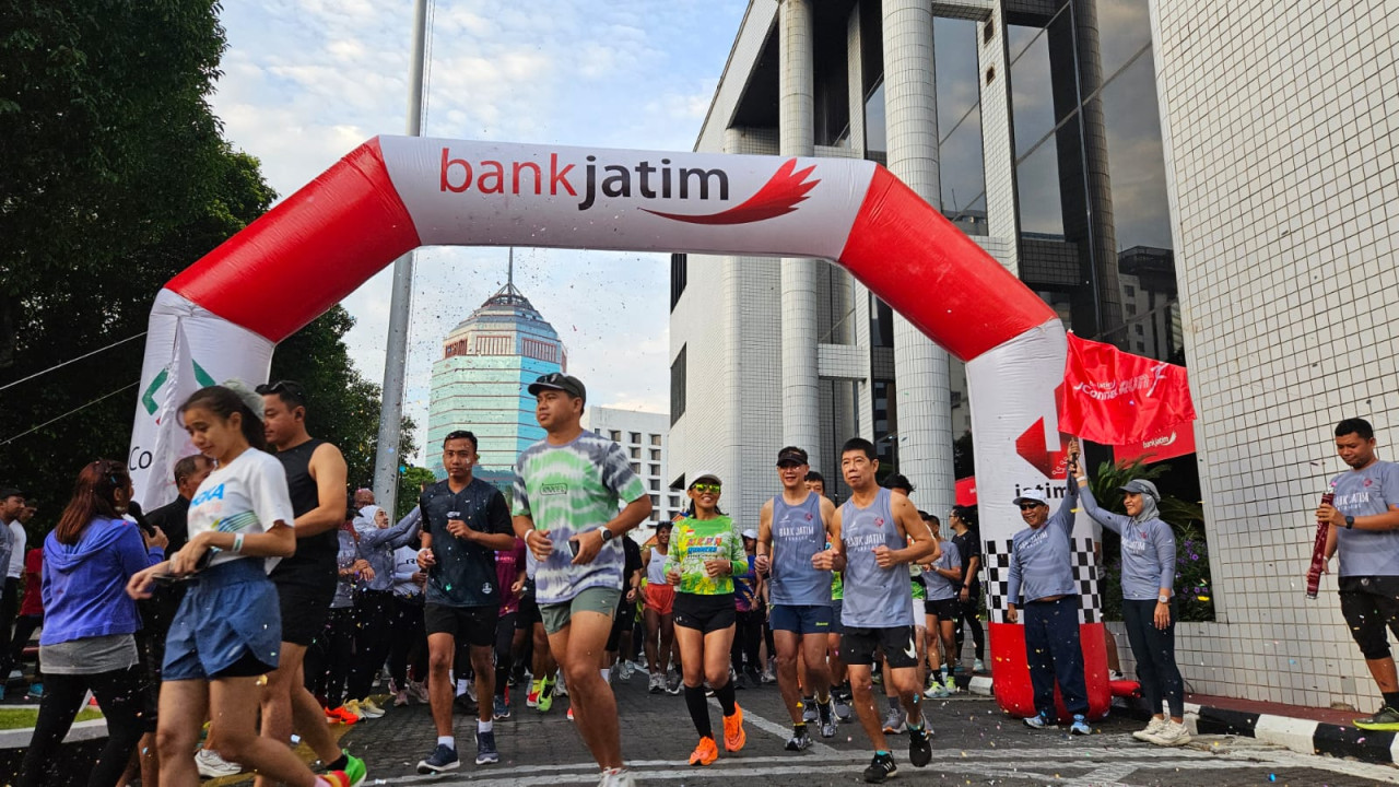 Para karyawan dan nasabah Bank Jatim saat lari pagi (foto: Ni'am Kurniawan/jatimnow.com)