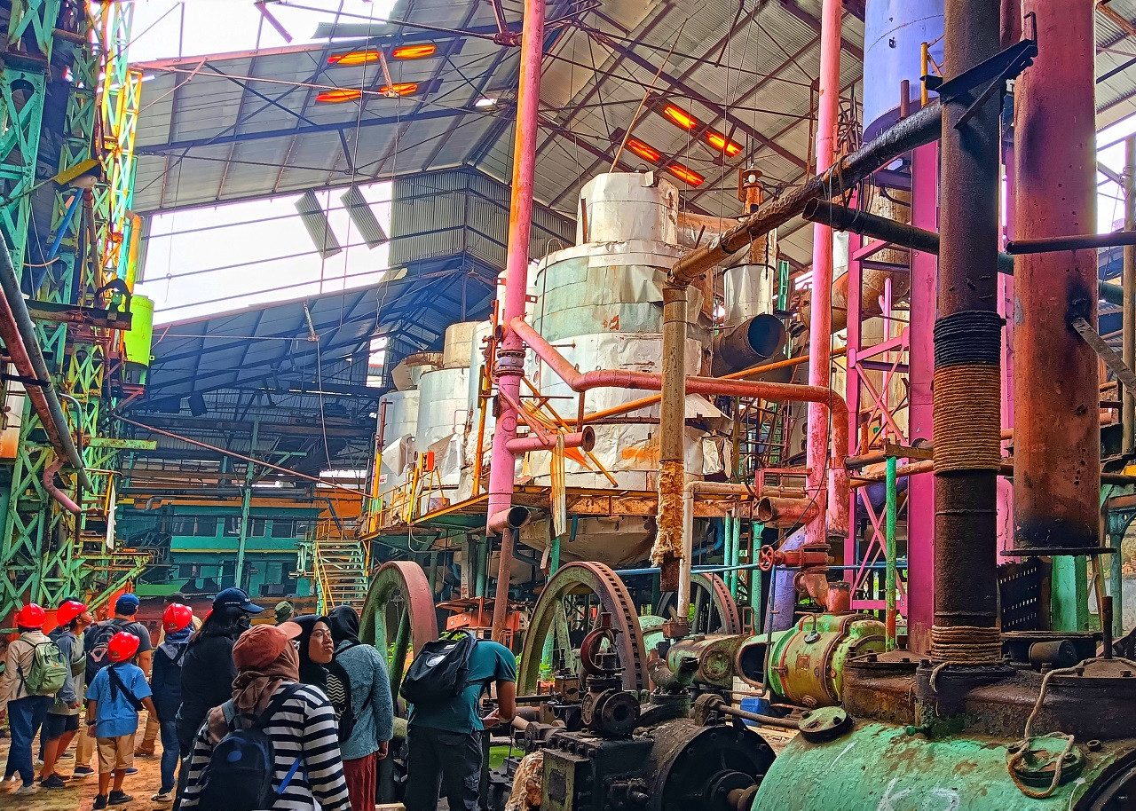 Para peserta saat mengunjungi pabrik gula non aktif Watutulis dalam rangkaian agenda Jejak Manis Pabrik Gula di Jawa Timur.