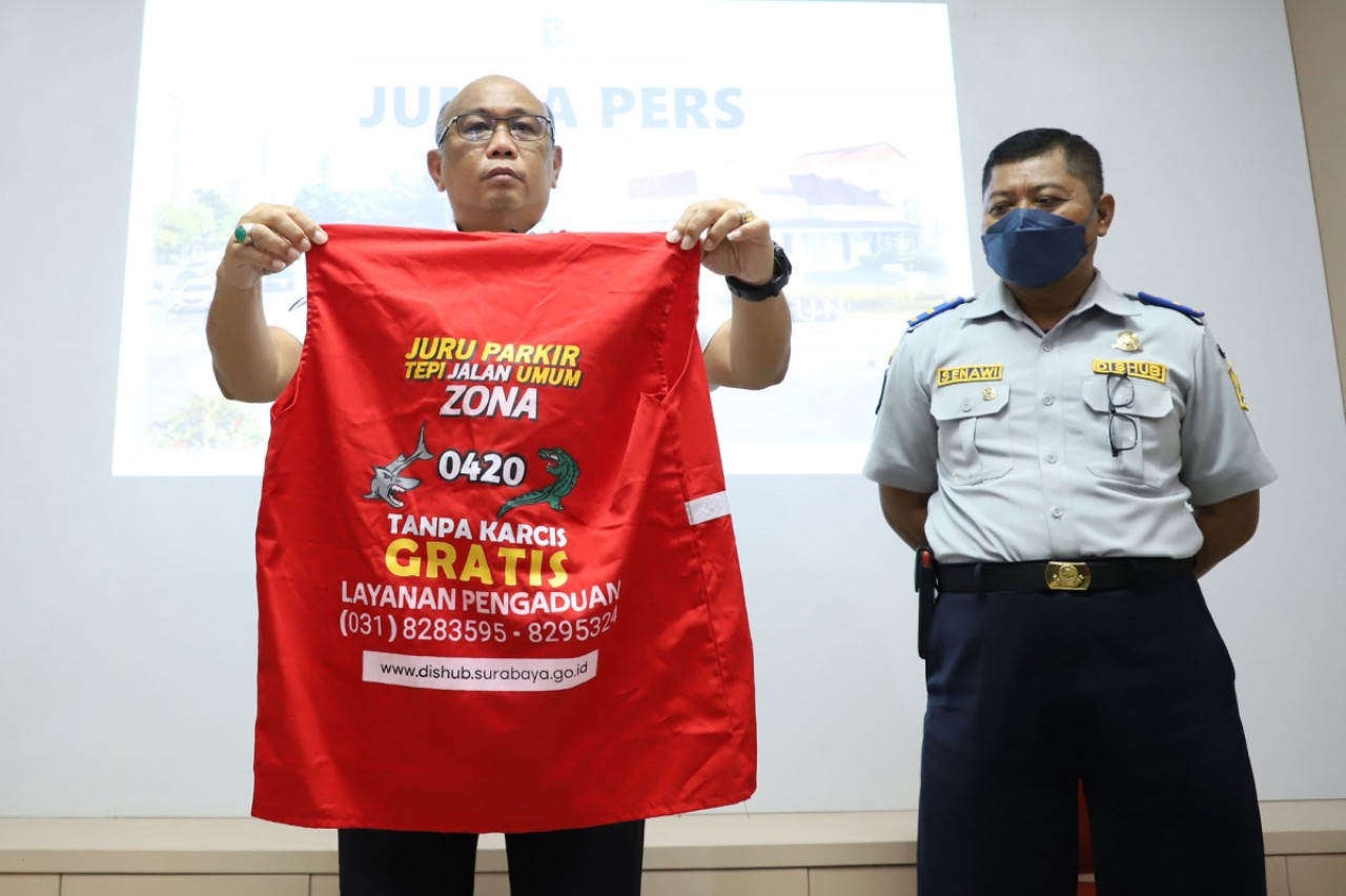 Kepala Dishub Surabaya Tundjung Iswandaru saat memperlihatkan rompi parkir resmi yang dipakai para jukir di Surabaya (dok.jatimnow.com)