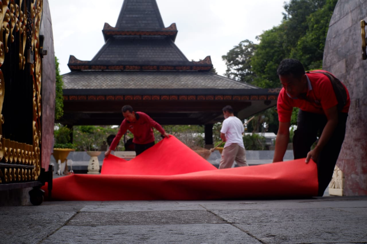 Suasana persiapan menjelang kedatangan Megawati di Makam Bung Karno Blitar. Bramanta Pamungkas