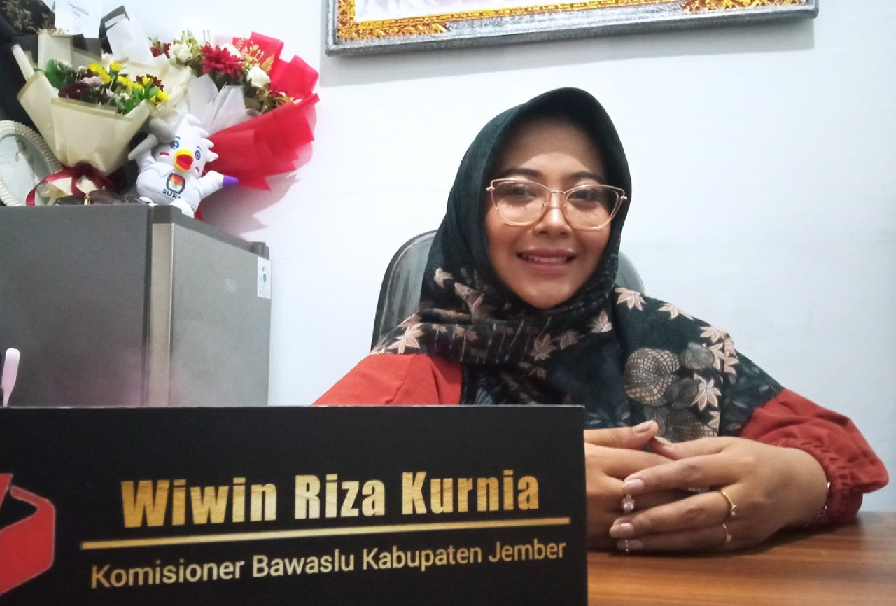 Komisioner Bawaslu Jember, Wiwin Riza Kurnia saat ditemui di ruangannya. (Foto: Sugianto/jatimnow.com)