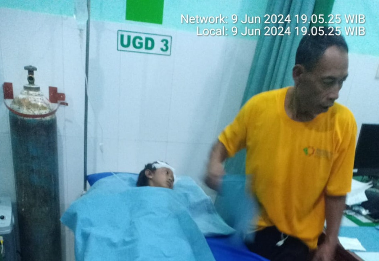 Korban saat menjalani perawatan di Puskesmas. (Foto: Dok Damkar Trenggalek for jatimnow.com)