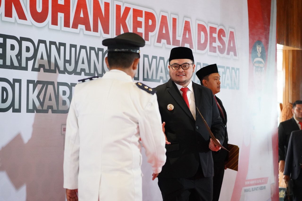 Mas Dhito saat menyerahkan SK Perpanjangan Jabatan Kades. (Foto: Humas Pemkab Kediri/jatimnow.com)