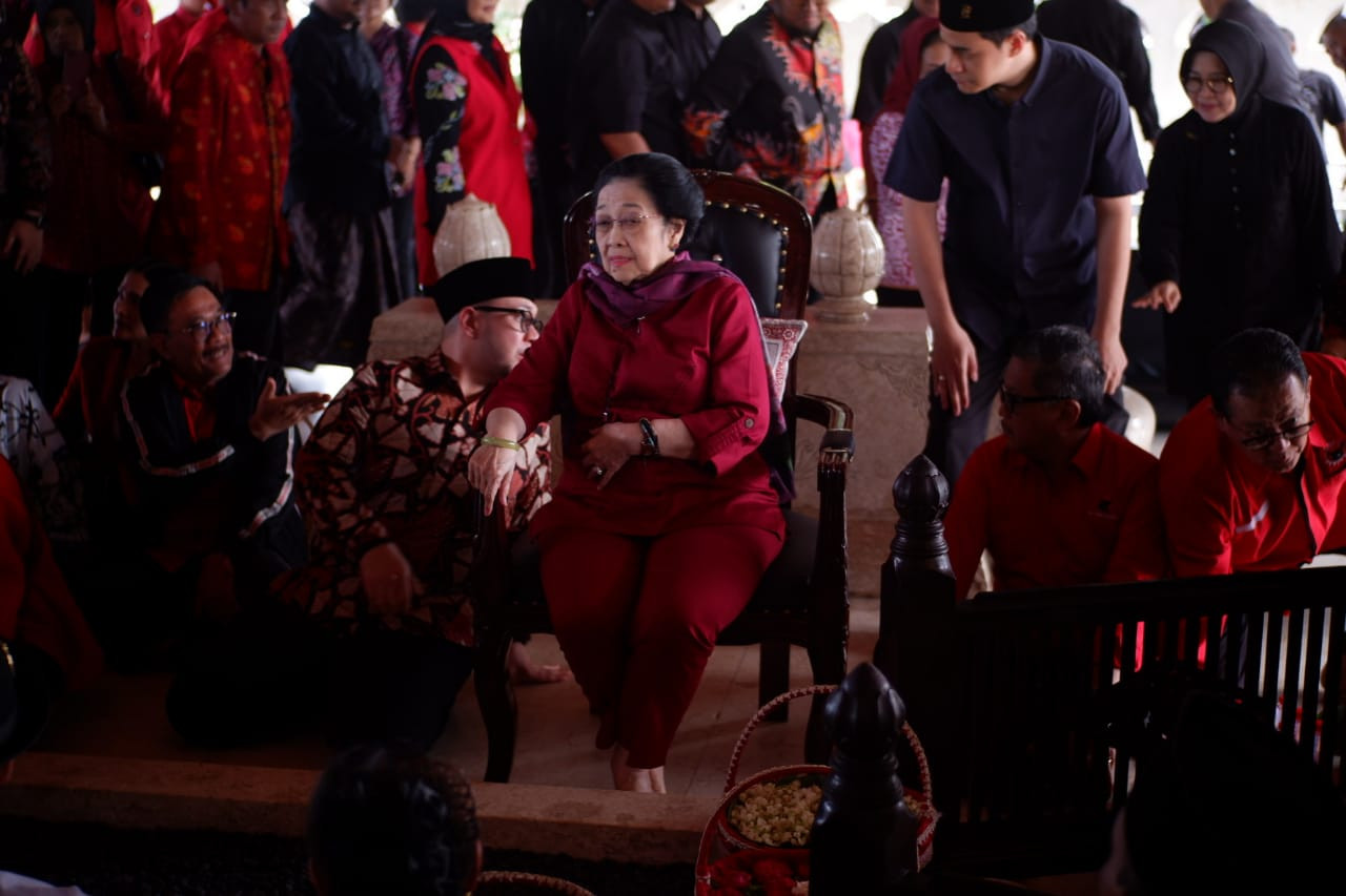 Megawati saat berziarah ke Makam Bung Karno. (Foto: Bramanta Pamungkas/jatimnow.com)