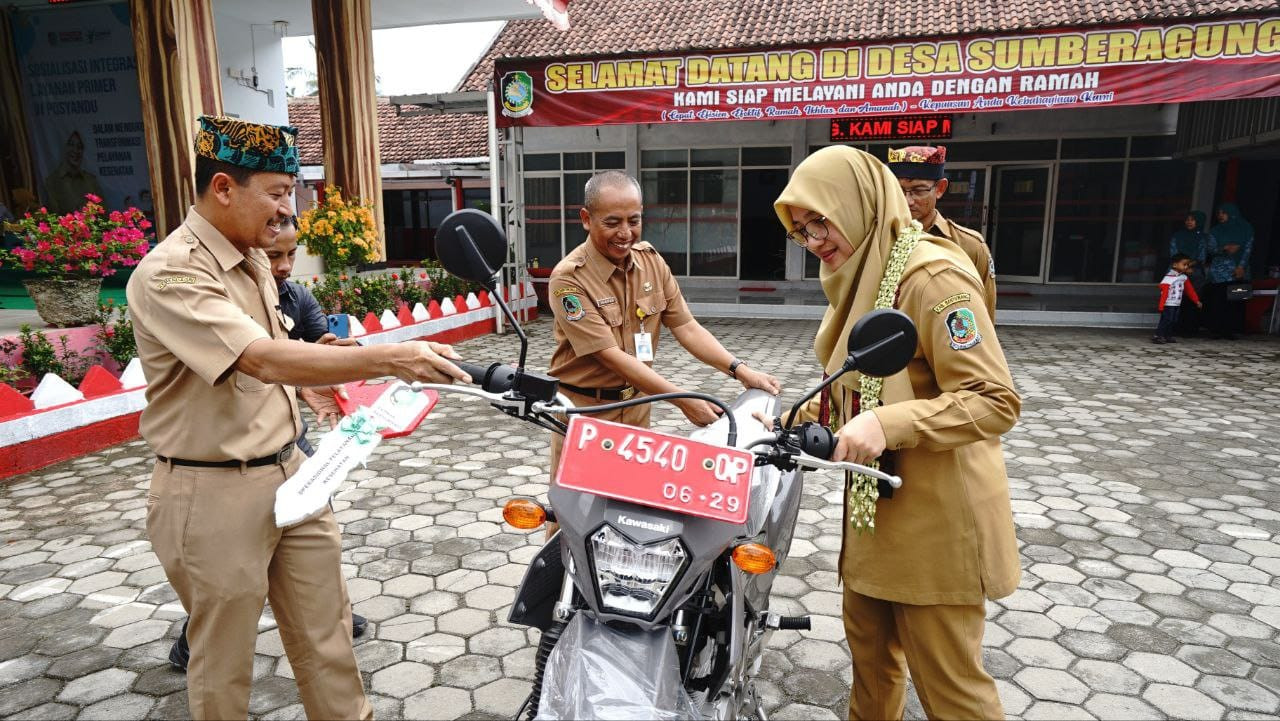 Bupati Ipuk Fiestiandani menyerahkan motor trail untuk tenaga kesehatan blusukan. (Foto: Pemkab Banyuwangi)