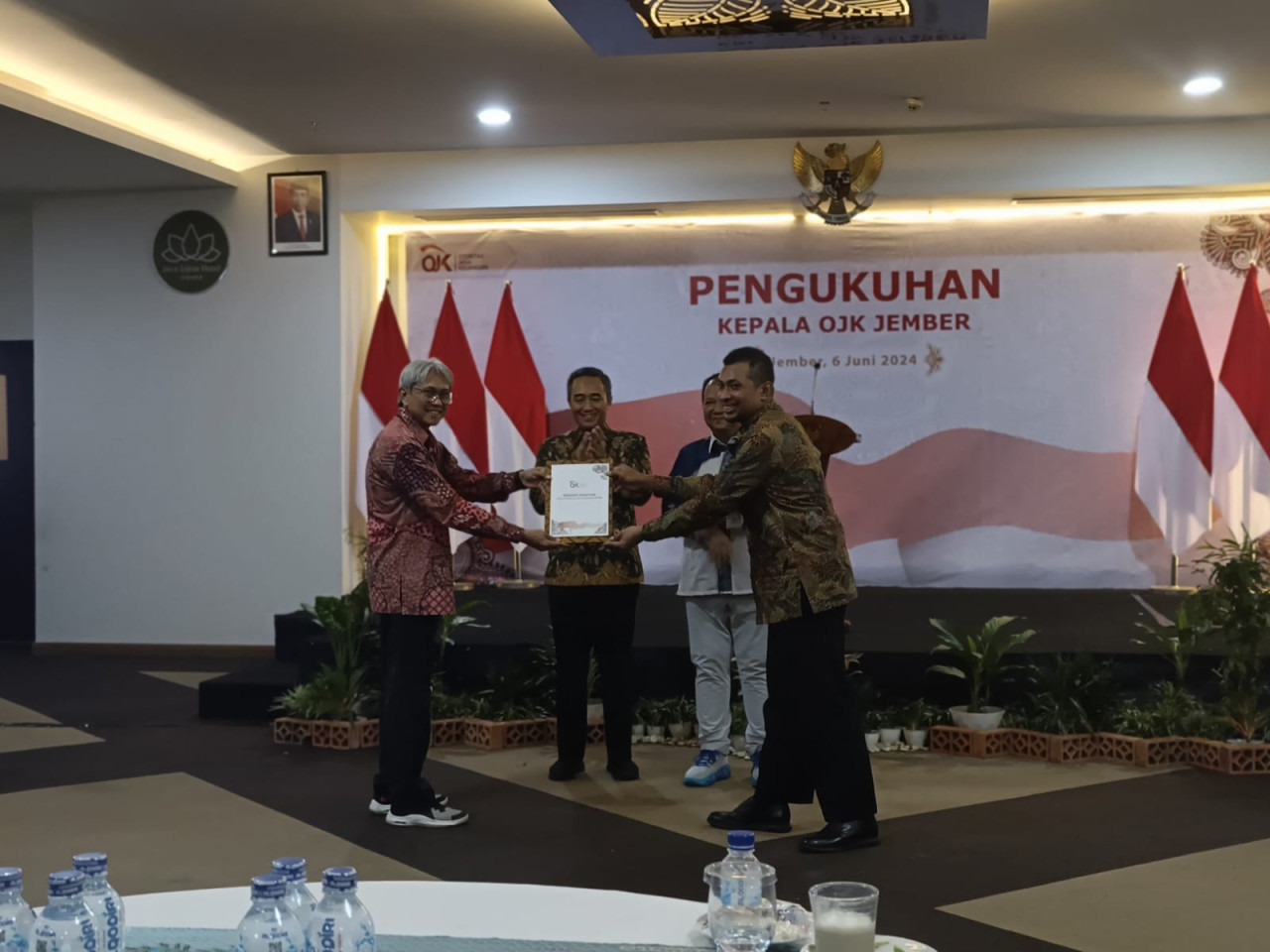 Pengukuhan Kepala OJK Jember (Foto: Sugianto/jatimnow.com)