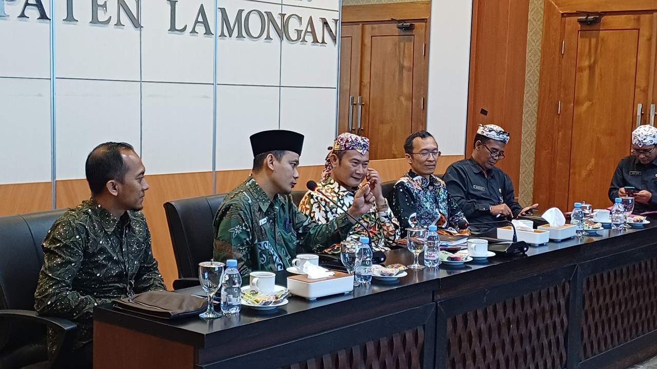 Kepala Pemeriksaan Laporan Keasistenan Utama VI Ombudsman RI, Ahmad Sobirin saat berkunjung ke Lamongan. (Foto : Adyad Ammy Iffansah/jatimnow.com)