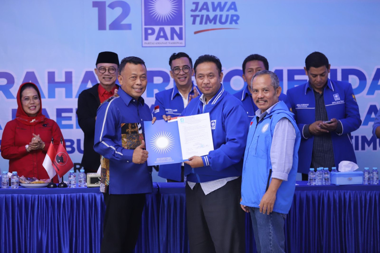Surat tugas secara resmi diserahkan kepada Kang Giri dan 5 incumbent lainnya di aula kantor DPW PAN Jatim. (Foto: Tim Sugiri Sancoko for jatimnow.com)