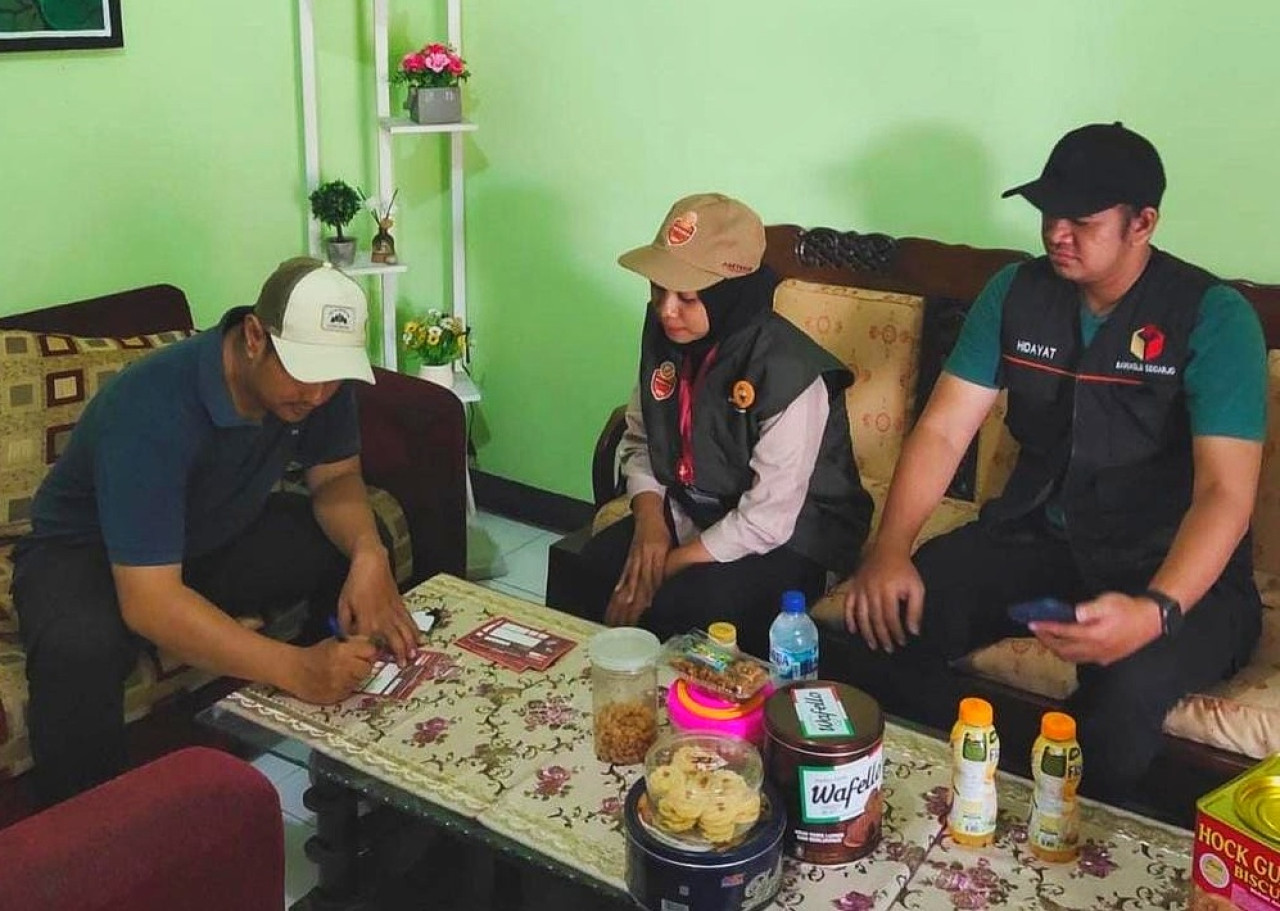 Pantarlih ketika melakukan coklit untuk Pilkada 2024 di Sidoarjo. (Foto: Mukhamad Yasin for jatimnow.com).