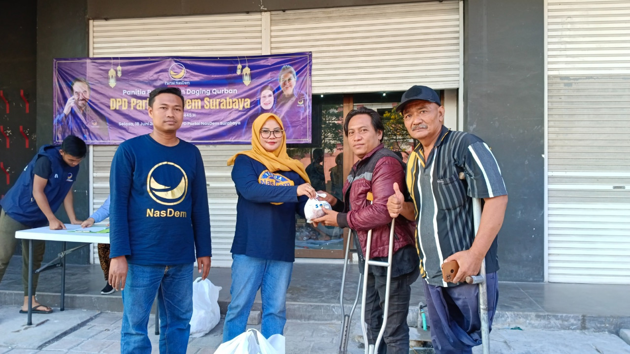 Panitia kurban DPD NasDem Surabaya saat menyerahkan paket daging kurban kepada warga disabilitas di kota Pahlawan (Foto: Misbahul Munir/jatimnow.com)