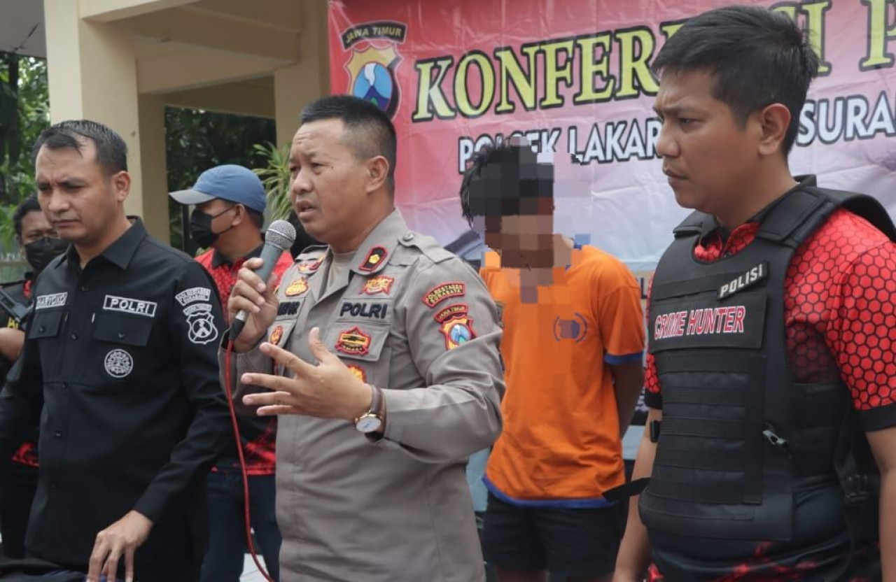 Ket foto: Kapolsek Lakarsantri saat mengeler tersangka (dok Polsek Lakarsantri)