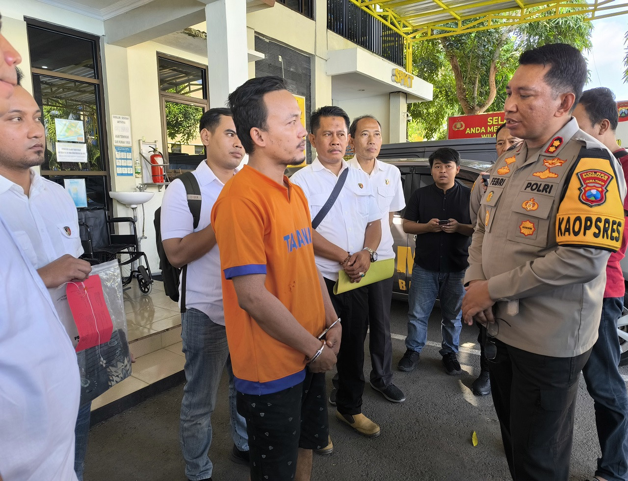 Pelaku saat ditangkap polisi. (Foto: Fathor Rahman/jatimnow.com)