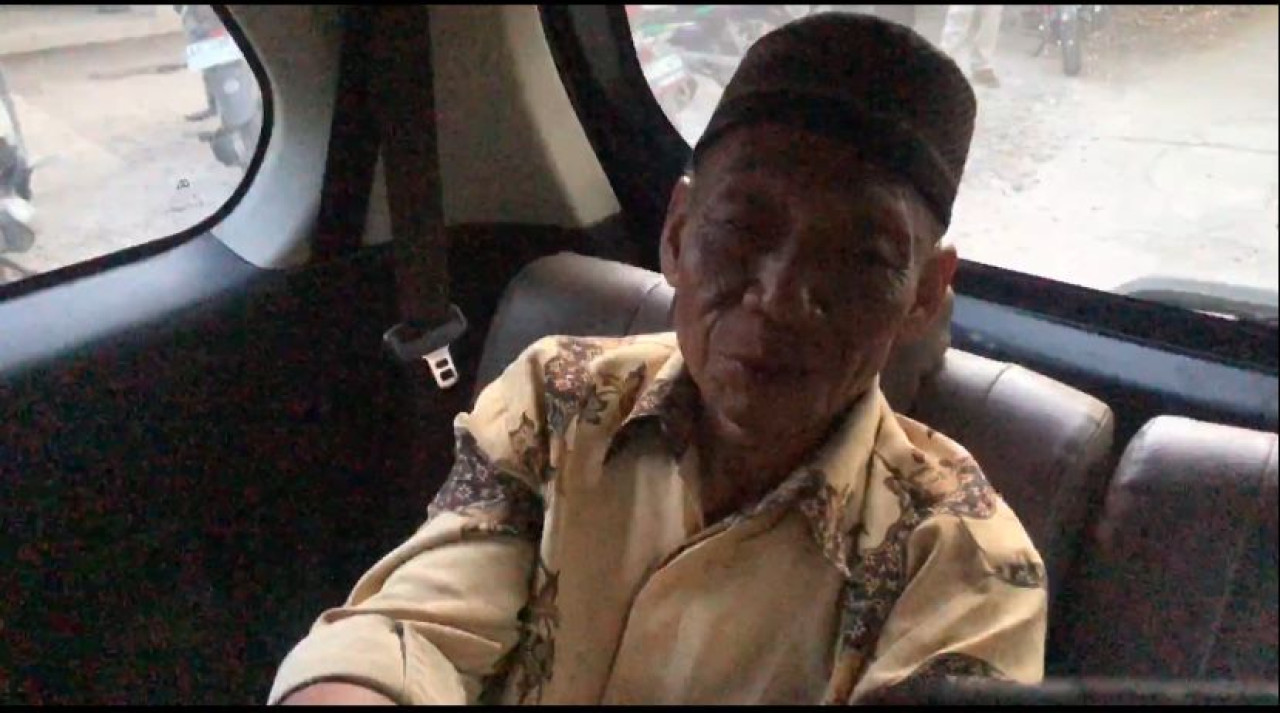 Pelaku Ismono usai diperiksa polisi. (Foto: Ahmad Fauzani/jatimnow.com)