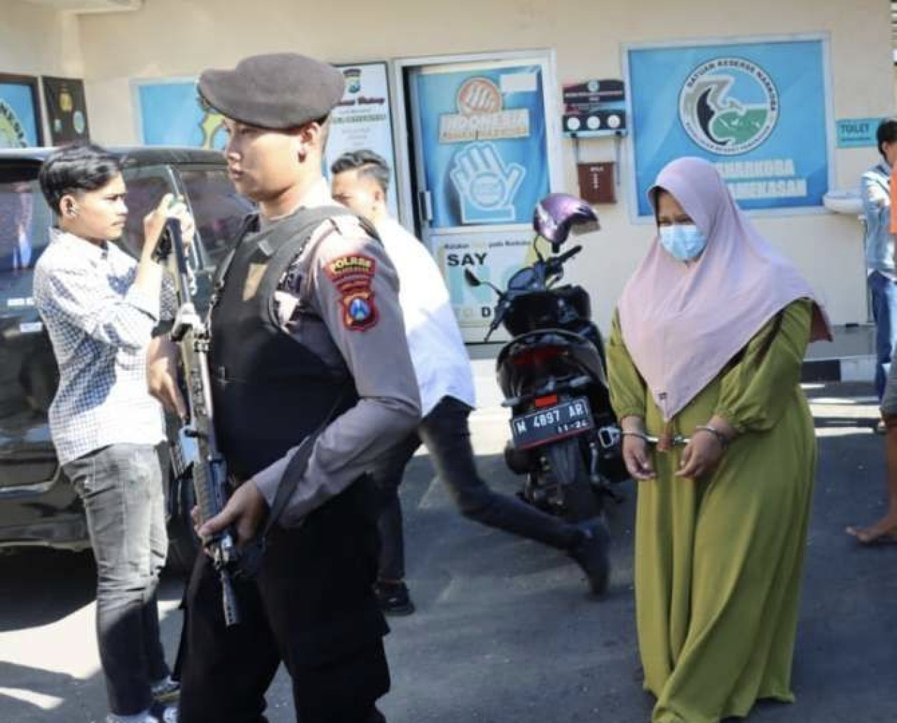 Wanita berinisial NH saat ditangkap polisi. (Foto: Fathor Rahman/jatimnow.com)