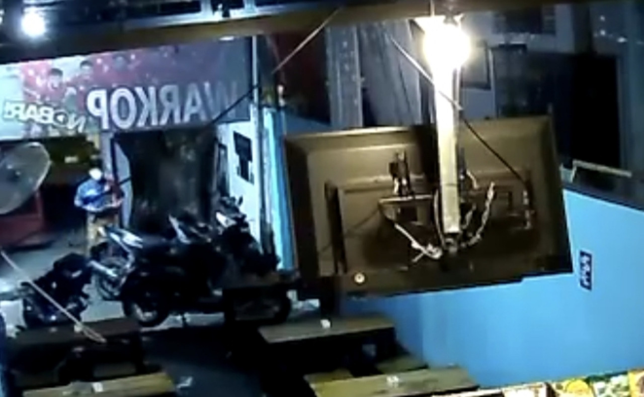 Pria Berseragam Minimarket Terekam CCTV Gagal Curi Motor di Bangkalan