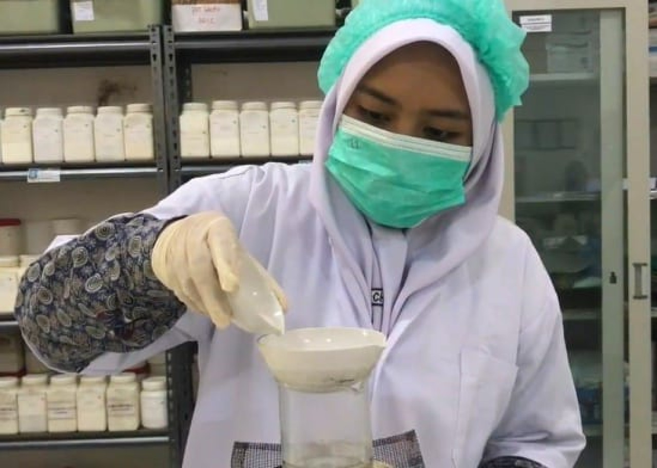 Skincare berbahan telur keong sawah ciptaan 3 orang pelajar SMK 10 Nopember Sidoarjo. (Foto: Ahaddiini HM/jatimnow.com).