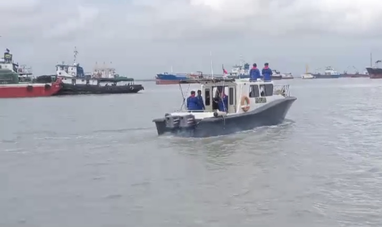 Tim SAR tengah melakukan pencarian 7 korban kapal tenggelam. (Foto: Fathor Rahman/jatimnow.com)