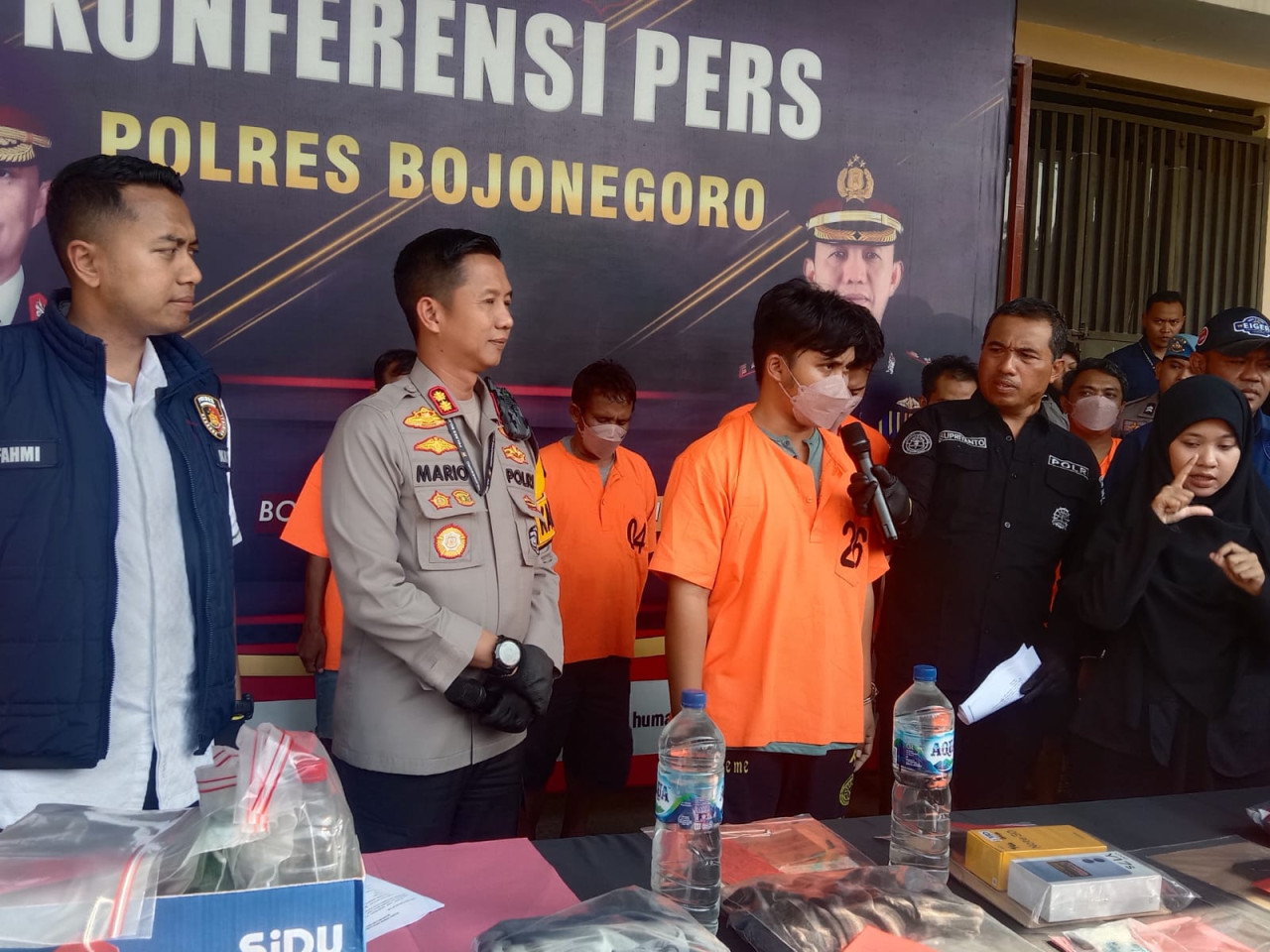 Pelaku ER menceritakan kejadian pencurian speaker masjid di Polres Bojonegoro. (Foto: Humas Polres Bojonegoro for jatimnow.com)