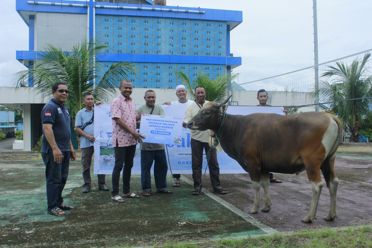 Penyerahan hewan kurban dari PT Pelindo Terminal Petikemas. (Foto: Humas Pelindo Terminal Petikemas)