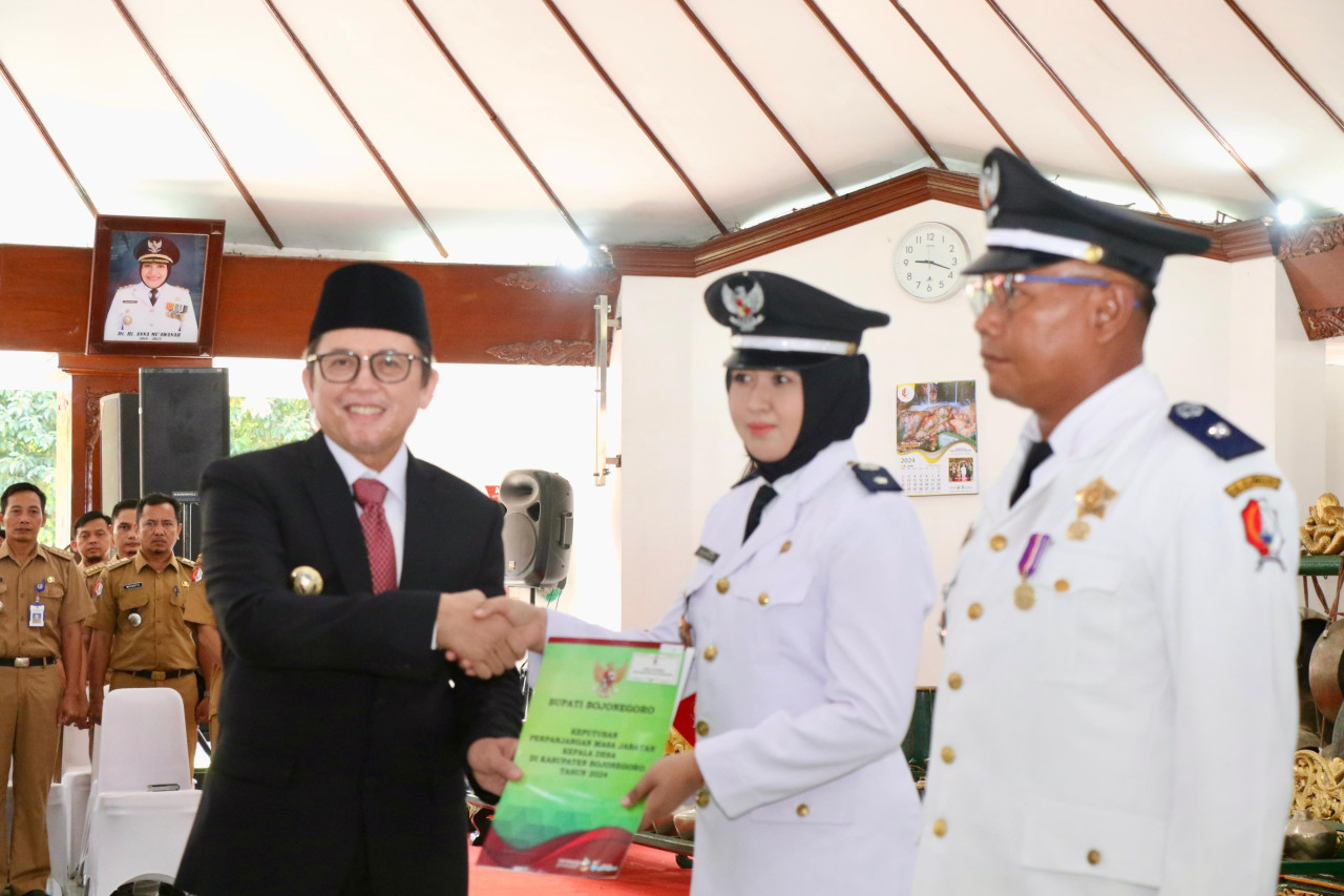 Pj Bupati Bojonegoro Adriyanto saat memberikan SK tambahan masa jabatan Kades secara simbolis (dok Rizki for jatimnow.com)