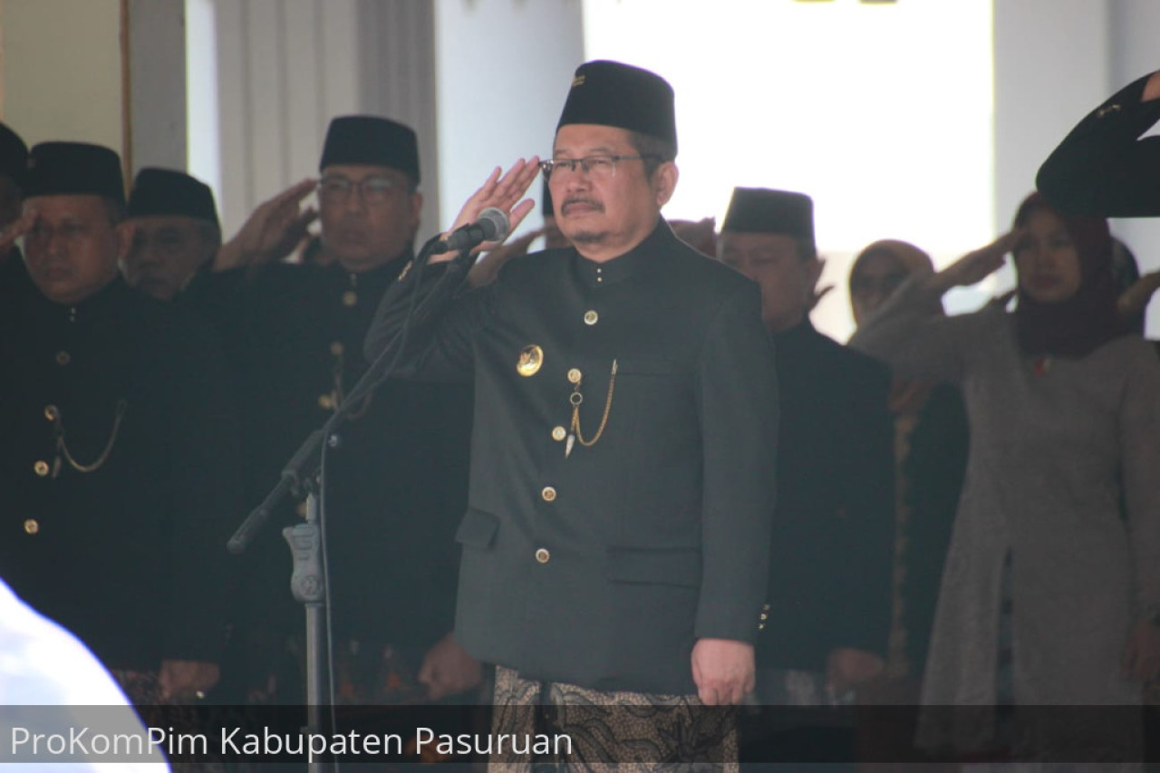 Pj Bupati Pasuruan dalam upacara bendera memperingati Hari Lahir Pancasila di halaman Pendopo Nyawiji Ngesti Wenganing Gusti, Pasuruan. (Foto: Humas Pemkab Pasuruan for jatimnow.com)