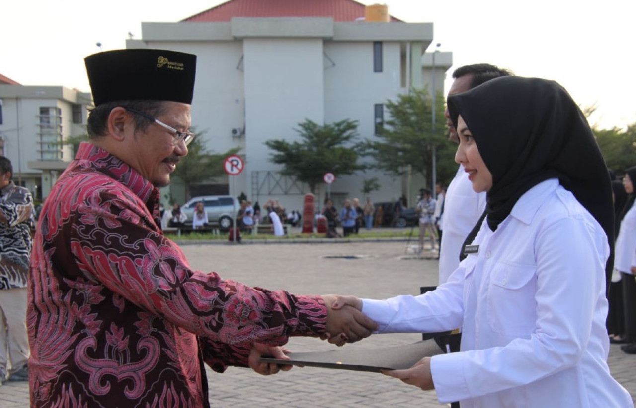 Pj. Bupati Andriyanto usai memberikan arahan pada guru PPPK. (Foto: Humas Pemkab Pasuruan for jatimnow.com)