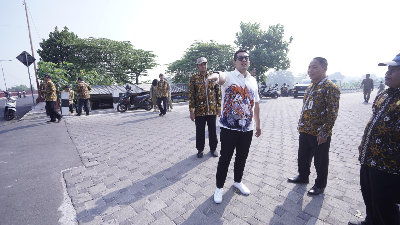 Pj Wali Ali Kuncoro saat meninjau rencana lokasi penamaan jalan Ir Soekarno di Kota Mojokerto (foto: Humas Pemkot Mojokerto for jatimnow.com)
