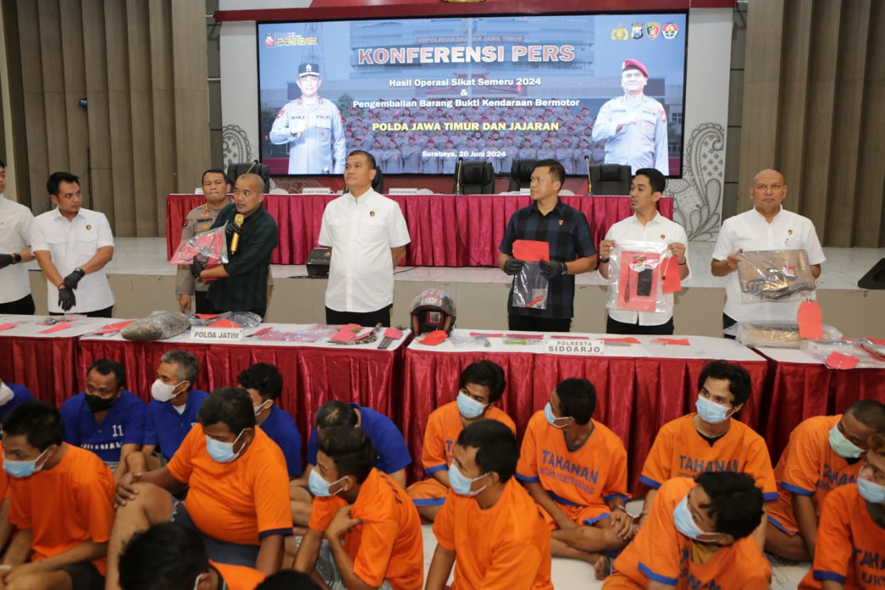 Kabidhumas Polda Jatim Kombes Pol. Dirmanto bersama Direktur Reserse Kriminal Umum (Direskrimum) Polda Jatim, Kombes Pol. Totok Suharyanto  saat konferensi pers (dok Polda Jatim for Jatimnow.com)