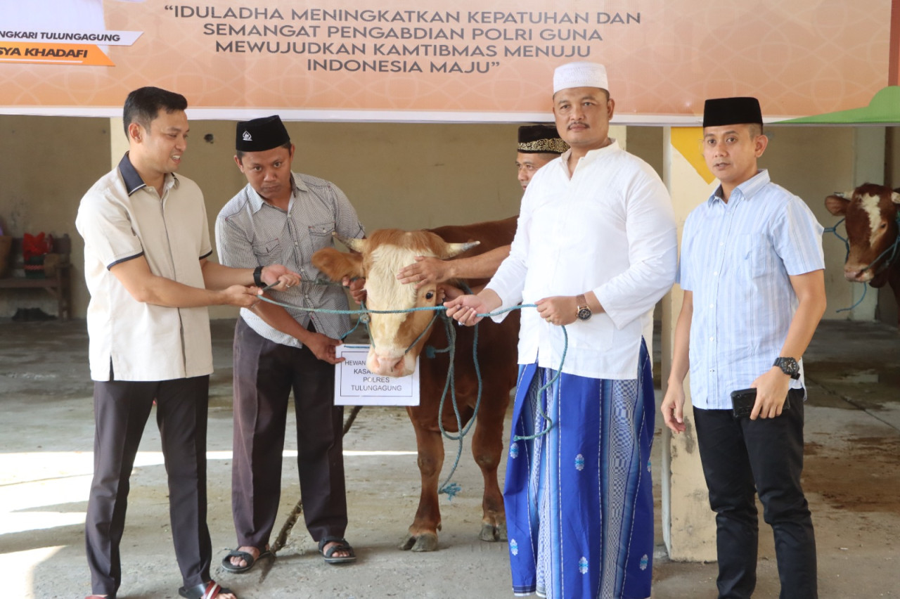 Polres Tulungagung menyerahkan hewan kurban. (Foto: Dok Polres Tulungagung for jatimnow.com)