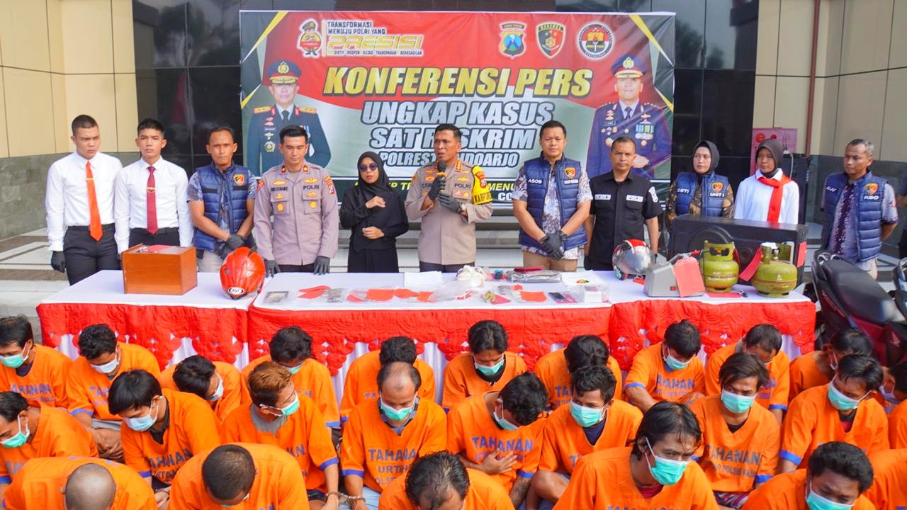 Kapolresta Sidoarjo Kombes. Pol. Christian Tobing saat menyampaikan pengungkapan Operasi Sikat Semeru 2024 di Mapolresta Sidoarjo. (Foto: Ahaddiini HM/jatimnow.com).