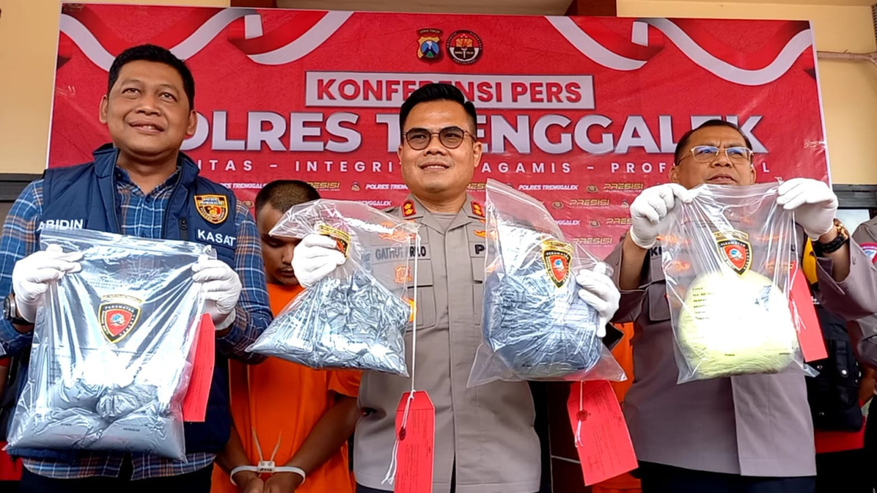 Polisi saat menunjukkan barang bukti. (Foto: Bramanta Pamungkas/jatimnow)